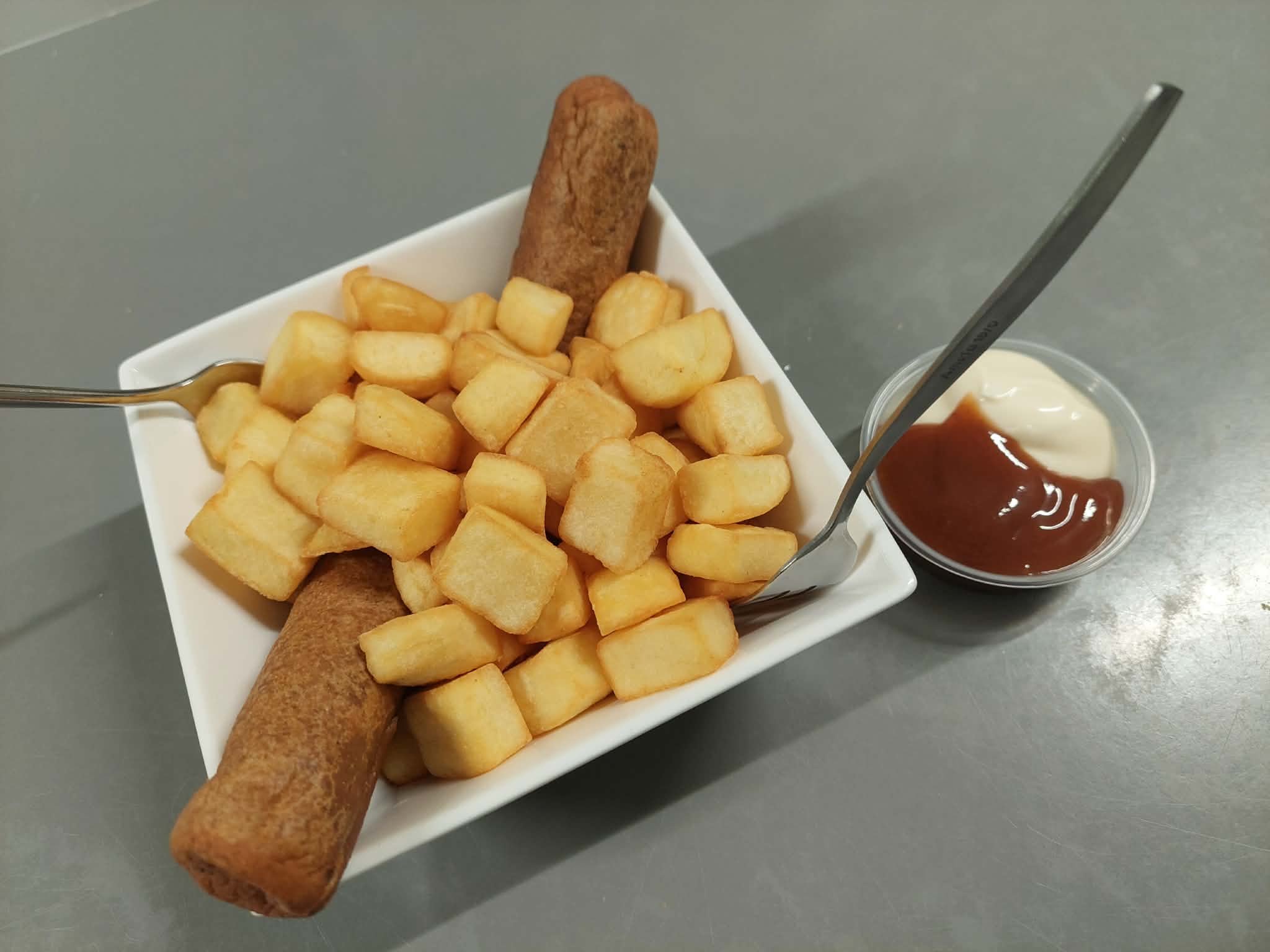 Curryworst met Frietblokjes